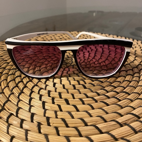 Albert Nipón Black and White Wave Vintage Sunglasses - Picture 2 of 6